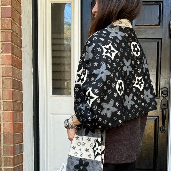 Chic Reversible Shawl Scarf - Picture 4 of 5